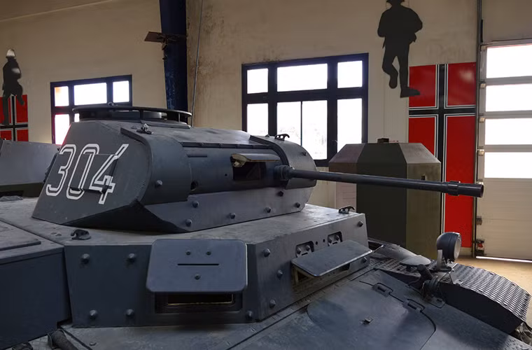 Panzer II là loại tăng chiếm số lượng nhiều nhất trong biên chế Quân đội Đức trong giai đoạn đầu của CTTG 2 và nó tham gia hầu hết các chiến dịch lớn tại Ba Lan, Pháp, Tây Ban Nha, Đan Mạch, Na Uy, Bắc Phi và mặt trận phía Đông. Đến đầu những năm 1940 nó dần được thay thế bởi những chiếc Panzer III khi không còn phù hợp với yêu cầu của chiến trường và được chuyển sang làm nhiệm vụ trinh sát. Nguồn ảnh: arms-expo