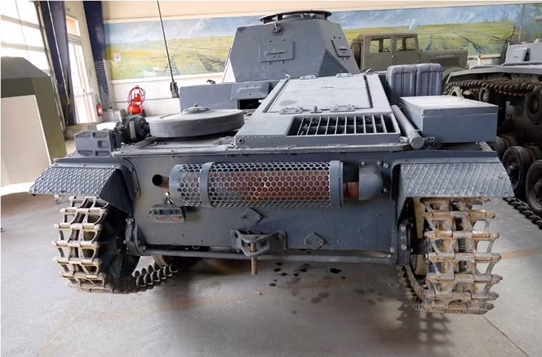 Hầu hết các dòng xe tăng chính của Đức trong giai đoạn này đều được phát triển để phù hợp với học thuyết Blitzkrieg với điểm nhấn là khả năng cơ động. Theo đó, mẫu xe tăng mới phải có tốc độ di chuyển nhanh, vũ khí trung bình và có trọng lượng nhẹ. Kết quả cuối cùng chính là sự ra đời của Panzer II. Nguồn ảnh: arms-expo.