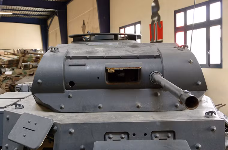 Điểm nhấn cuối cùng đối với xe tăng Panzer II chính là hệ thống vũ khí chính của nó pháo tự động 2 cm KwK 30 hoặc 2 cm KwK 38. Đáng chú ý, 2 cm KwK 30 được thiết kế dựa trên mẫu pháo phòng không 2 cm FlaK 30 có tốc độ bắn khoảng 280 phát/phút khá cao đối với một mẫu pháo 20mm vào thời điểm đó. Nguồn ảnh: arms-expo.