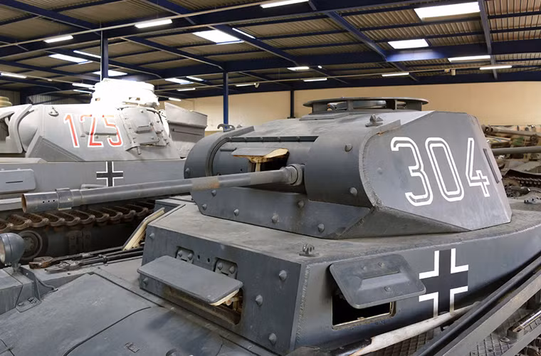 2 cm KwK 30 sử dụng đạn tiêu chuẩn 20×138mmB có khả năng xuyên giáp. Với mẫu đạn PzGr.39 dành cho 2 cm KwK 30 nó có thể xuyên phá lớp giáp dày 23mm ở khoảng cách 100m hoặc 14mm ở khoảng cách 500m. Trong khi đó với mẫu đạn xuyên giáp cải tiến PzGr.40 thì con số này lại là 40mm và 20mm. Nguồn ảnh: arms-expo.