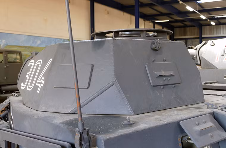 Thiết kế tháp pháo của Panzer II cũng đáng được chú ý khi nó cho phép chỉ huy kiêm xạ thủ của xe quan sát được toàn bộ xung quanh với các cửa sập được bố trí xung quanh tháp pháo cả hai bên sườn lẫn phía sau. Thậm chí ngay phía dưới tháp pháo cũng có một cửa sập dành cho nạp đạn quan sát phía sau đuôi xe. Nguồn ảnh: arms-expo.