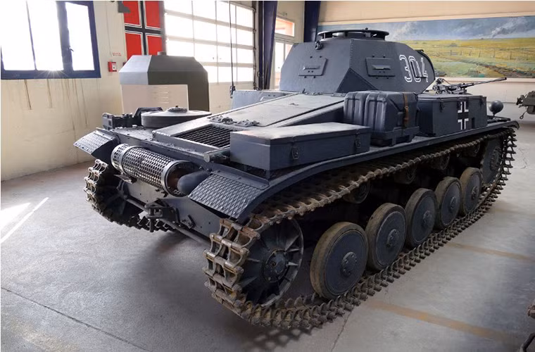 Nhằm đáp ứng yêu cầu tiến độ bàn giao cho Quân đội Đức các kỹ sư Đức đã sử dụng lại một phần thiết kế của Panzer I lên trên Panzer II, khi nó được thay đổi một phần thiết kế khung gầm, tăng giáp và cải thiện sức mạnh hỏa lực với pháo 20mm. Đến năm 1935, xe tăng hạng nhẹ Panzer II được đưa vào sản xuất hàng loạt và quá trình này phải mất tới 18 tháng để chuẩn bị. Nguồn ảnh: arms-expo.