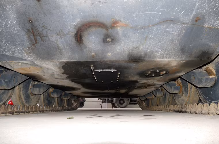 Đầu tiên ta sẽ nói về phần giáp của Panzer II, dĩ nhiên là để có khả năng cơ động thì Panzer II không thể sở hữu lớp giáp quá dày do đó nó chỉ có lớp thép bảo vệ dày từ 5-14.5mm ở các biến thể Panzer II Ausf.A/B và C. Với lớp giáp này chiếc xe tăng chỉ có thể chống lại một số loại đạn bộ binh hay pháo chống tăng cỡ nhỏ. Nguồn ảnh: arms-expo.