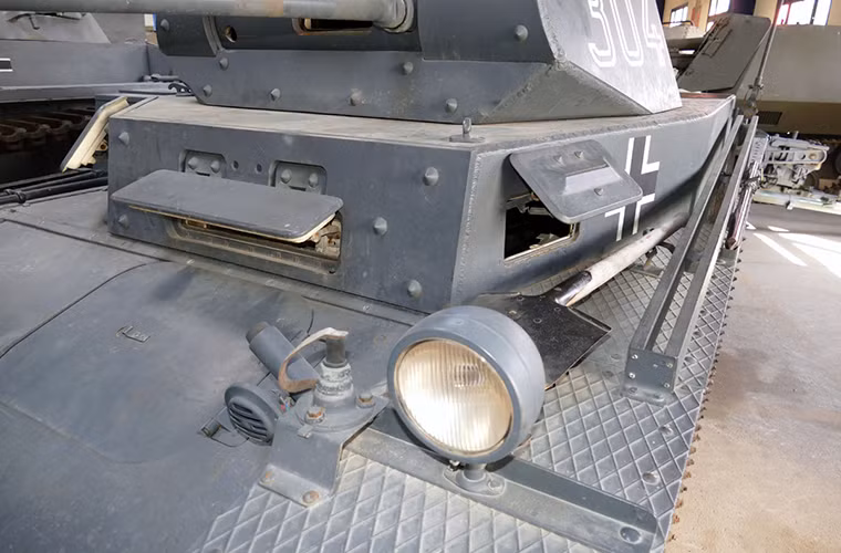 Dẫu với lớp giáp trên Panzer II vẫn có thể bị bắn hạ dễ dàng bởi các dòng pháo chống tăng thông thường nhưng Quân đội Đức vẫn thực sự hài lòng về nó. Trong ảnh là vị trí lái xe trên Panzer II nó có thiết kế thực sự mở cho phép lái xe có thể quan sát toàn bộ xung quanh những đảm bảo yếu tố an toàn, ngay cả khi toàn bộ cửa sập đóng lại thì họ vẫn có thể quan sát được bên ngoài. Nguồn ảnh: arms-expo.