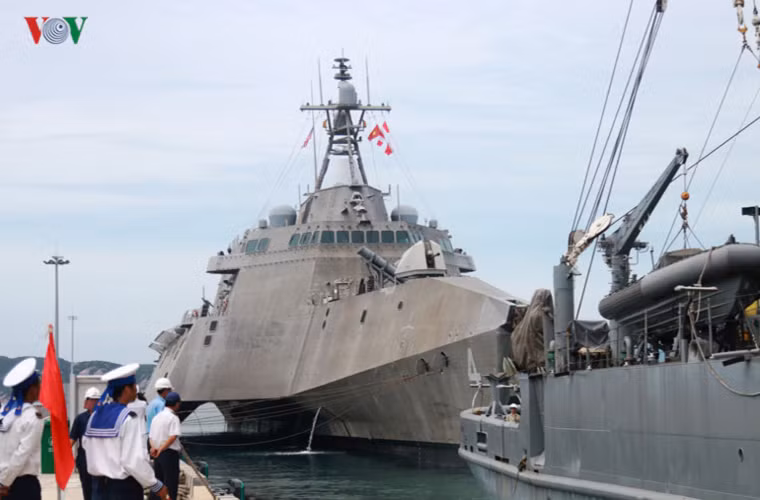 Ngày 5/7, 2 tàu chiến đấu của Hải quân Hoa Kỳ gồm tàu khu trục USS Coronado (LCS-4) và tàu cứu hộ USNS Salvor (T-ARS-52) cập cảng Quốc tế Cam Ranh, Khánh Hòa để tham gia chương trình Giao lưu Hải quân thường niên lần thứ 8 giữa Việt Nam và Hoa Kỳ, kéo dài 6 ngày. Nguồn ảnh: VOV.
