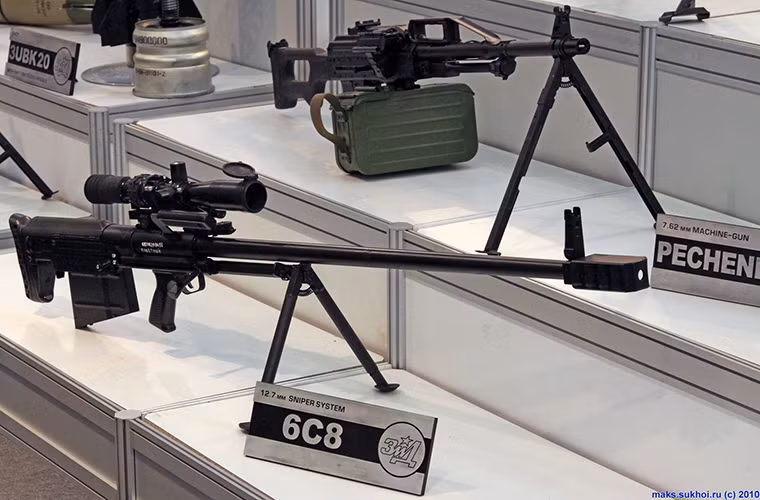 Nhiều hãng chế tạo vũ khí trên thế giới vẫn đang cố gắng cắt giảm trọng lượng các mẫu súng trường bắn tỉa hạng nặng của mình nhưng không ai có thể được được con số lý tưởng 10kg như Kord-M. Một số ví dụ để ta có thể so sánh như Barrett M82 nặng khoảng 13kg, Barrett XM500 nặng 11.8kg và AS50 nặng 14.1kg tất cả chúng đều có tầm bắn tối đa từ 1.500m đổ xuống 1.100m. Nguồn ảnh: dysino.com.