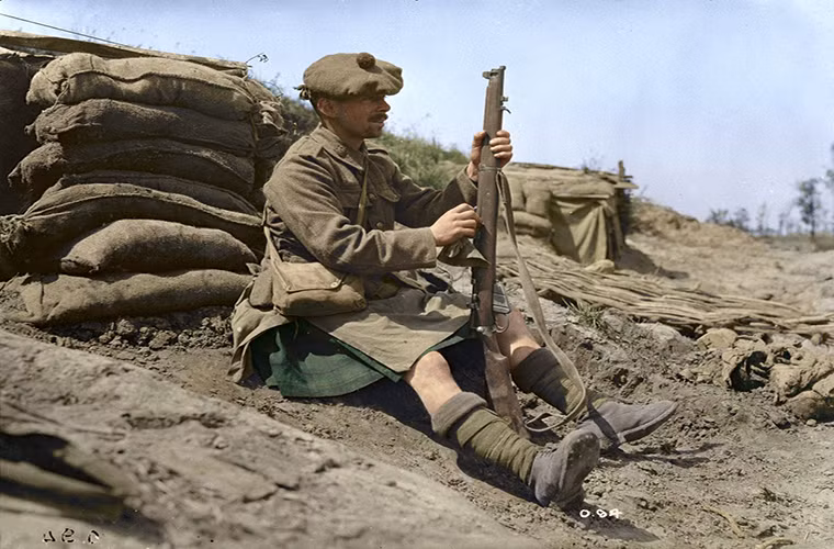 Sau CTTG 2, Lee-Enfield tiếp tục phục vụ trong quân đội nhiều nước trên thế giới và trở thành một biểu tượng của nước Anh trong nhiều cuộc chiến khi có tới hơn 17 triệu khẩu súng loại này được chế tạo. Nguồn ảnh: vimyfoundation.ca.