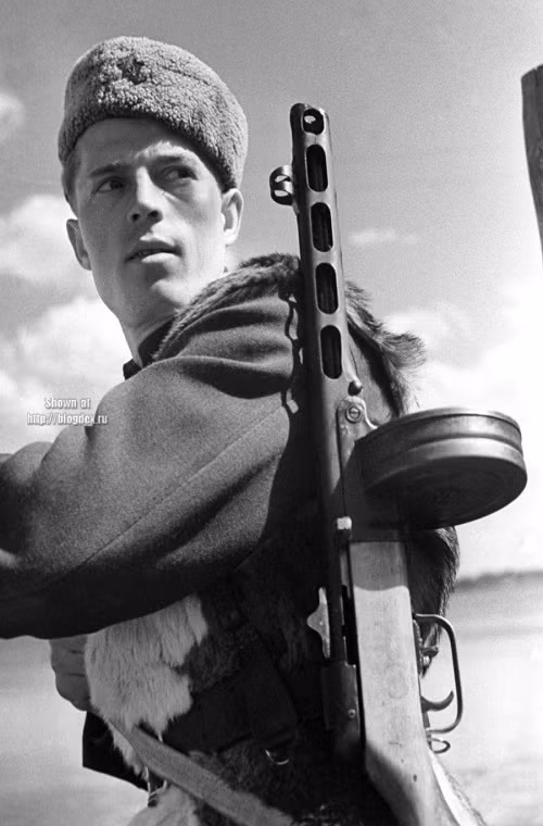 Có trọng lượng 3.6kg chưa kể hộp tiếp đạn, PPSh-41 có tốc độ bắn lên tới 1.000 viên/phút đi kèm với đó là trống đạn tròn tiêu chuẩn 71 viên cung cấp sức mạnh hỏa lực áp đảo cho binh sĩ Liên Xô trên chiến trường. Dù có tầm bắn khá hạn chế từ 250m đổ lại nhưng PPSh-41 tỏ ra khá hiệu quả trong cận chiến nhất là trong môi trường đô thị. Nguồn ảnh: Pinterest.