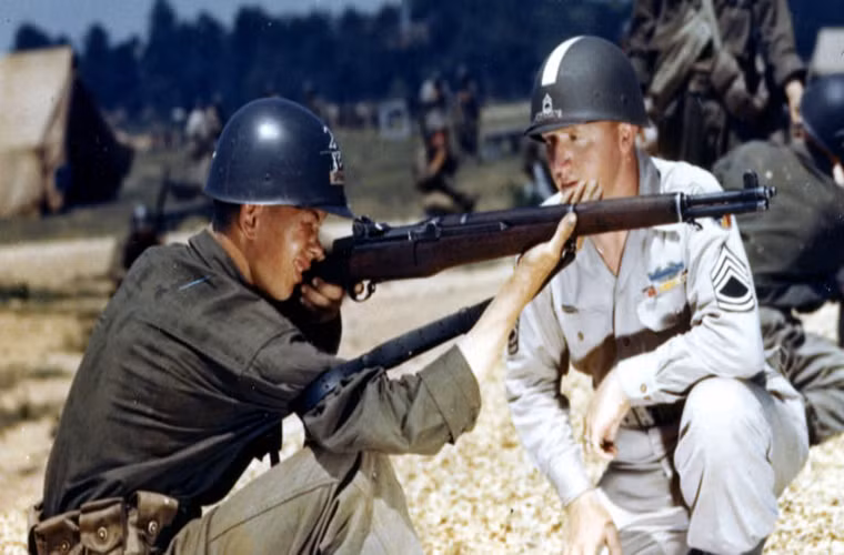 Với trọng lượng 5.3kg và dài 1.100mm, Garand có phần nặng hơn các mẫu súng trường cùng thời tuy nhiên bù lại nó có lợi thế về khả năng bắn bán tự động khi chỉ cần lên đạn một lần cho loạt bắn 8 viên. Ngoài ra tầm bắn hiệu quả của nó cũng có thể lên đến hơn 450m vừa đủ cho một mẫu súng trường tiêu chuẩn. Nguồn ảnh: Popular Mechanics.