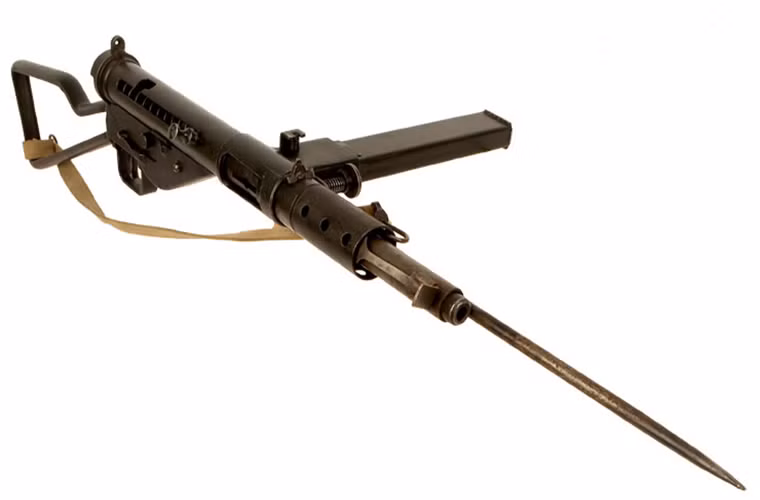 Được làm hoàn toàn bằng kim loại với trọng lượng chỉ 3.2kg và dài 760mm, Sten thực sự là một mẫu vũ khí bền bỉ trên chiến trường. Tốc độ bắn của nó có thể lên đến 500 viên/phút với tầm bắn hiệu quả khoảng 100m cùng với đó là hộp tiếp đạn 32 viên. Bên cạnh đó Sten còn được trang bị cả nòng giảm thanh lẫn lưỡi lê chuyên dụng dành cho các đơn vị tác chiến đặc biệt điển hình SAS cơn ác mộng của quân Đức trong CTTG 2. Nguồn ảnh: historicalfirearms.info.