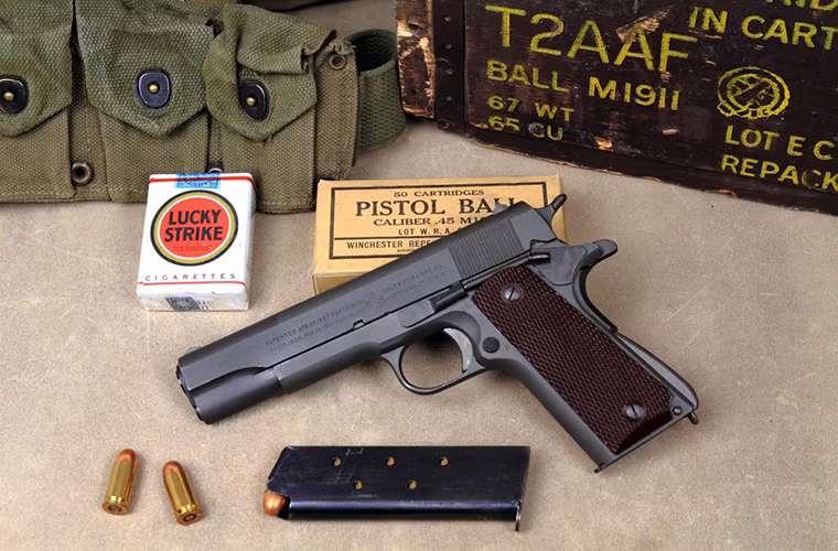 Đứng ở vị trí thứ 8 là súng lục bán tự động Colt M1911, thước đo tiêu chuẩn dành cho mọi khẩu súng lục trong thế kỷ 20 và cả hiện tại. Cũng giống như M1 Garand, M1911 cũng là mẫu vũ khí tiêu chuẩn của Quân đội Mỹ trong CTTG 2 cũng như nhiều nước Đồng Minh và nó là mẫu vũ khí cá nhân có thiết kế tốt nhất từng được chế tạo trong suốt hàng trăm năm kể từ khi súng lục xuất hiện. Nguồn ảnh: Nexus Mods.