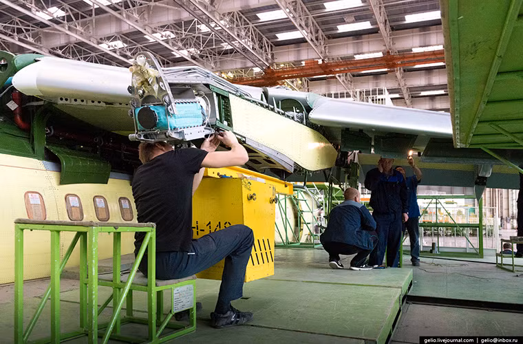 Trong tổng số 42 chiếc An-148 được chế tạo ở cả Nga và Ukraine thì có tới 26 chiếc đang hoạt động tại Nga, còn Ukraine chỉ sở hữu 2 chiếc. An-148 cũng được chọn làm chuyên cơ dành cho Tổng thống Ukraine hiện tại là Petro Poroshenko. Nguồn ảnh: Gelio.