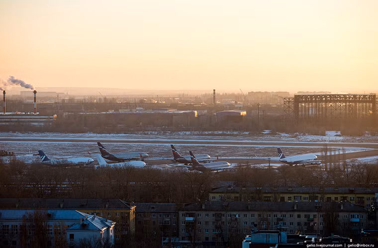 Cận cảnh dàn máy bay mới được xuất xưởng hoặc hoàn tất quá trình bảo trì tại trung tâm thử nghiệm bay của Voronezh. Tất cả chúng đều sẽ phải trải qua các bài thử nghiệm cấp nhà nước của Nga trước khi có thể đi vào hoạt động. Nguồn ảnh: Gelio.