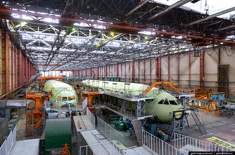 Và dĩ nhiên sản phẩm chủ lực của Voronezh hiện tại chính là những chiếc IL-96 và giá trị của mỗi chiếc máy bay loại này là từ 40-50 triệu USD đối với các phiên bản chở khách thông thường. Nguồn ảnh: Gelio.