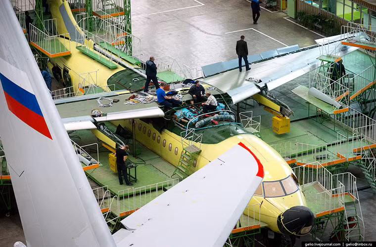 Kích thước của An-148 nhỏ hơn hẳn IL-96, nó chỉ có thể chở theo tối đa 85 hành khách và có tầm hoạt động chỉ hơn 1.000km. Nguồn ảnh: Gelio.