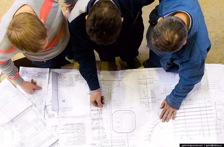 Trong ảnh là các kỹ sư của Voronezh nghiên cứu sơ đồ bản vẽ của một chiếc IL-112 dòng sản phẩm tiếp theo của nhà máy này, dòng máy bay vận tải này sẽ được Voronezh đưa vào sản xuất hàng loạt trong năm 2019 với sản lượng từ 8-12 chiếc mỗi năm. Nguồn ảnh: Gelio.