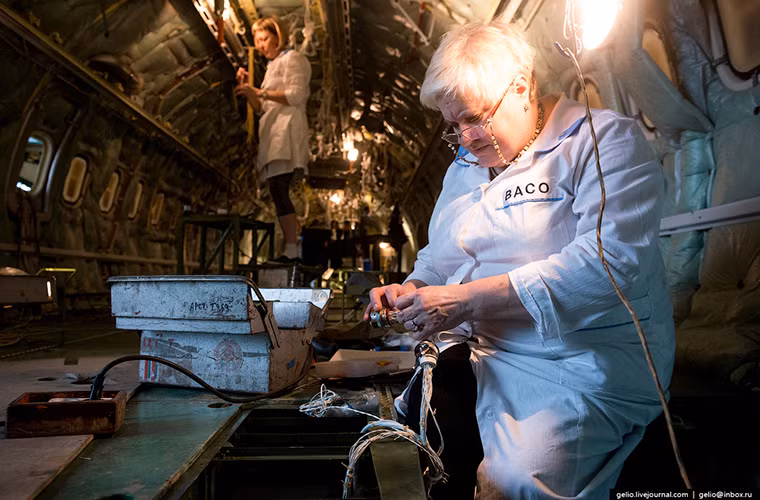 Nhà máy Voronezh hiện là nơi làm việc của hơn 5.000 kỹ sư và công nhân trong đó số lượng nữ giới làm việc tại nhà máy chiếm số lượng khá đông và hoạt động trong mọi phân đoạn sản xuất. Nguồn ảnh: Gelio.