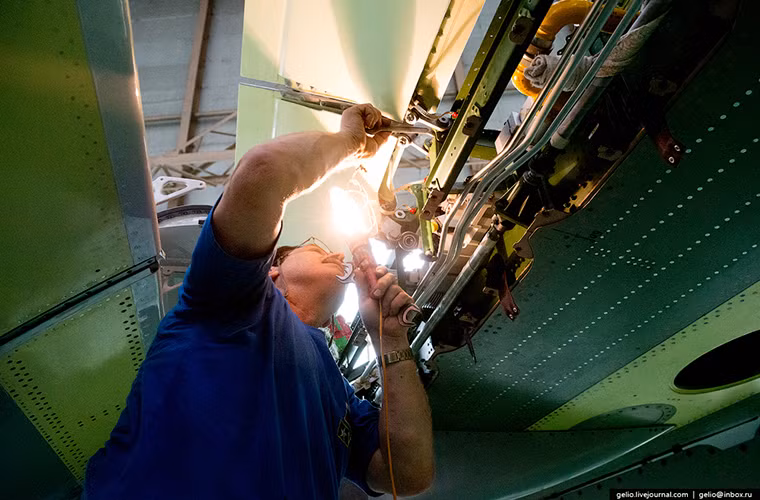 Có một thực tế là dù được Ukraine phát triển nhưng Nga mới là quốc gia sử dụng An-148 nhiều nhất, nó không chỉ phục vụ thị trường thương mại mà cả cho các mục đích quân sự. Chỉ tính riêng Bộ Quốc phòng Nga đang có trong biên chế ít nhất 8 chiếc An-148. Nguồn ảnh: Gelio.