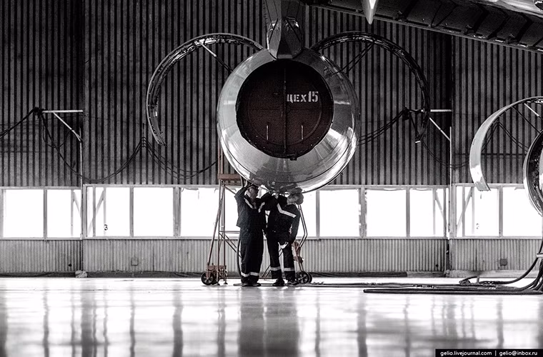 Tạo nên sức mạnh của IL-96-300 chính là hệ thống động cơ phản lực Aviadvigatel PS-90A do Nga tự phát triển với công suất lên đến 35.242lb mỗi chiếc cho phép máy bay đạt tới vận tốc gần 900km/h. Nguồn ảnh: Gelio.