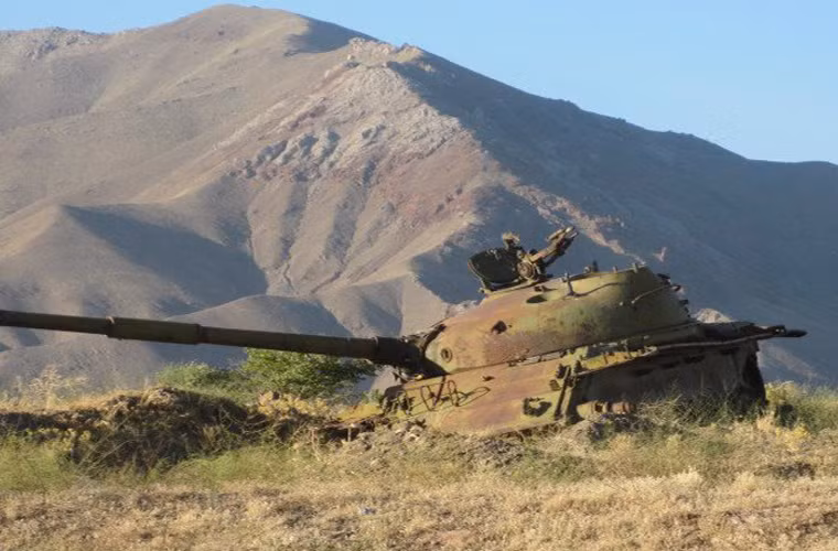 Chiếc tăng hạng trung T-62 nằm tại sườn đồi của đất nước Afganistan.