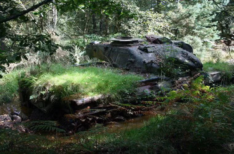 Chiếc tăng Chidftain nằm lại cánh rừng Bordon, UK.