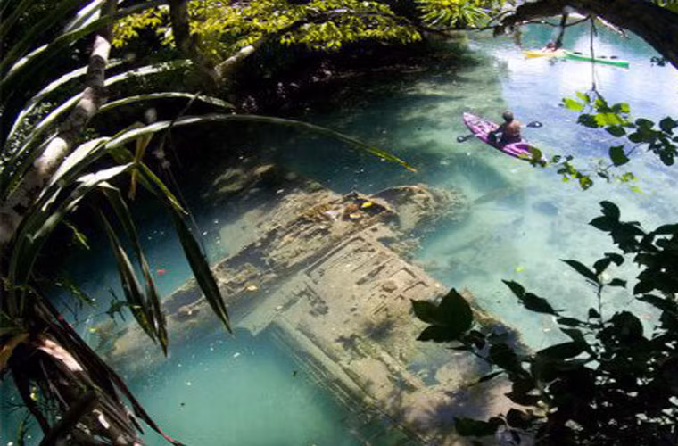 Một chiếc máy bay của không quân Nhật Bản trong thế chiến thứ 2 nằm lại Palau Coast.