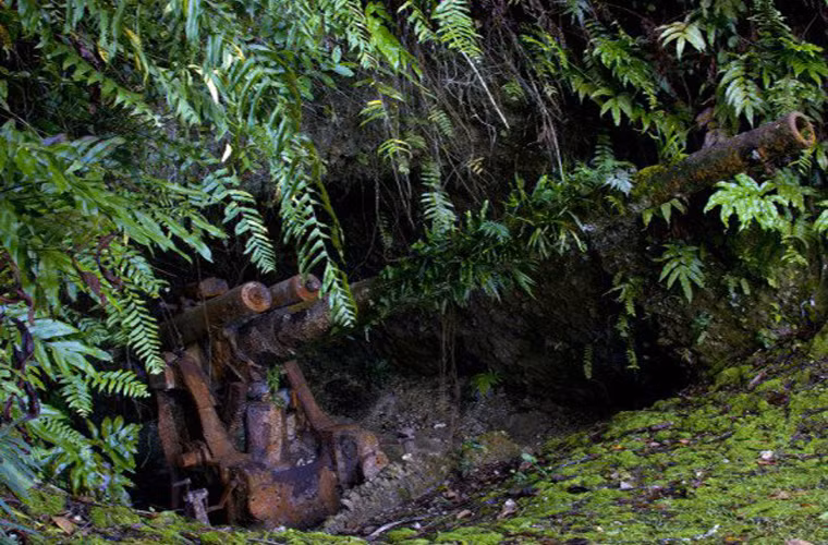 Một ụ súng máy của quân đội Nhật Bản sử dụng trong chiến tranh thế giới thứ 2 tại hòn đảo Mariana.