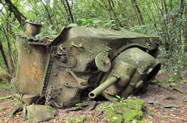 Chiếc tăng M4 Sherman của Mỹ nằm lại tại đảo Peleliu, Philippines.