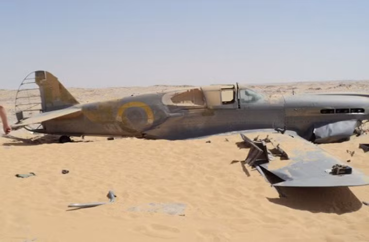 Chiếc máy bay tiêm kích P-40 Kittyhawk nằm tại sa mạc tại Ai Cập.