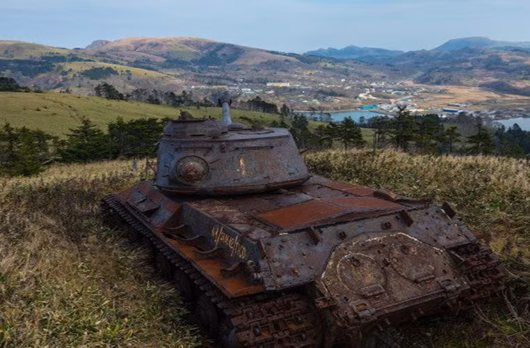 Một chiếc tăng IS-2 do Liên Xô sản xuất nằm tại bán đảo Shikotan, Nga.