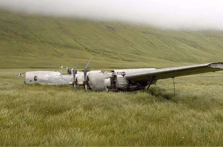 Một chiếc máy bay ném bom B-24D nằm lại thảo nguyên của quần đảo Atka bang Alaska.