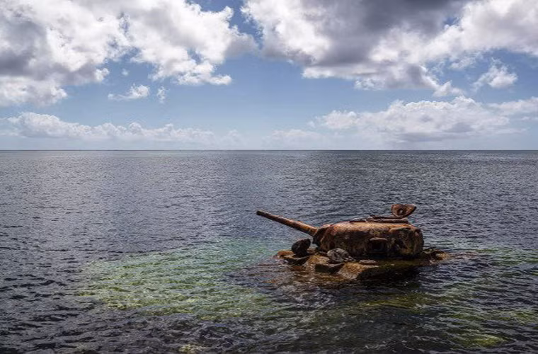 Chiếc tăng nổi tiếng M4 Sherman trong thế chiến thứ hai của Mỹ tại bãi biển Saipan.