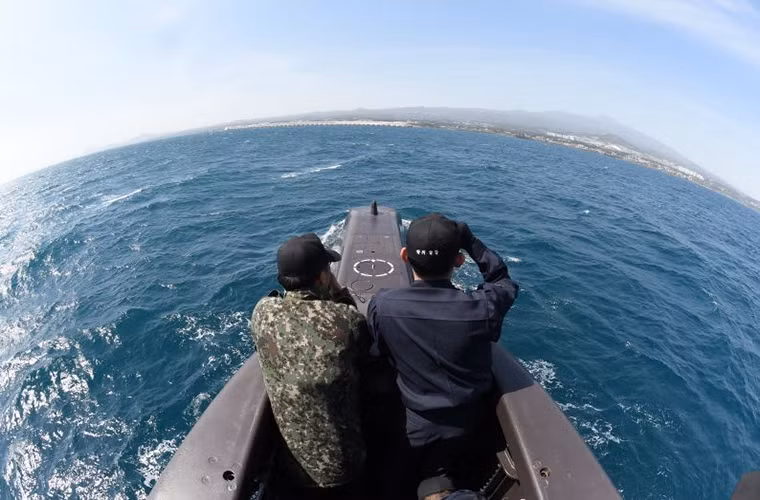 Với hệ thống động cơ diesel-điện kết hợp có công suất 3.700 kW, Chang Bogo có thể đạt tốc độ di chuyển tối đa hơn 11 hải lý/giờ khi lặn và 21 hải lý/giờ khi nổi. Tầm hoạt động hiệu quả của con tàu này có thể lên đến hơn 19.000km, đủ sức bao phủ các vùng biển xung quanh Bán đảo Triều Tiên như Biển Hoàng Hải hay Biển Nhật Bản. Nguồn ảnh: Hải quân Hàn Quốc.