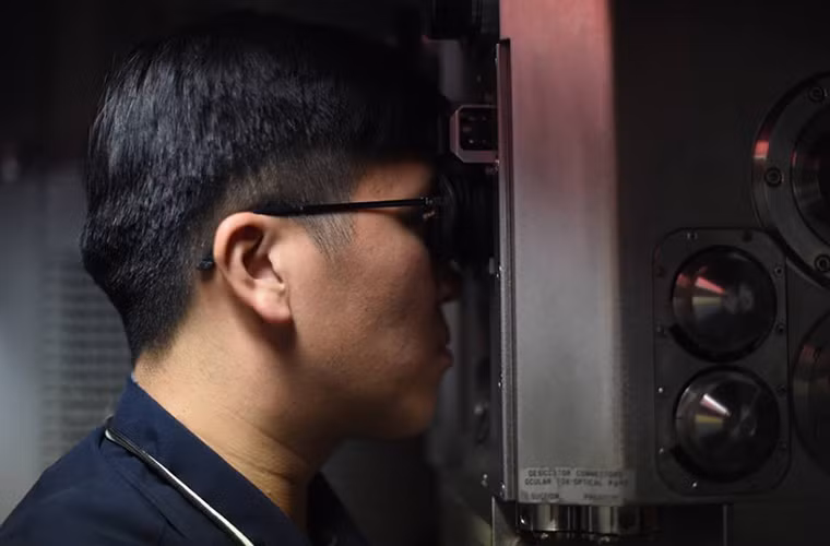 Trong ảnh là một sĩ quan Hàn Quốc trên tàu Chang Bogo quan sát mặt biển bằng kính tiềm vọng của tàu ngầm này. Nguồn ảnh: Hải quân Hàn Quốc.