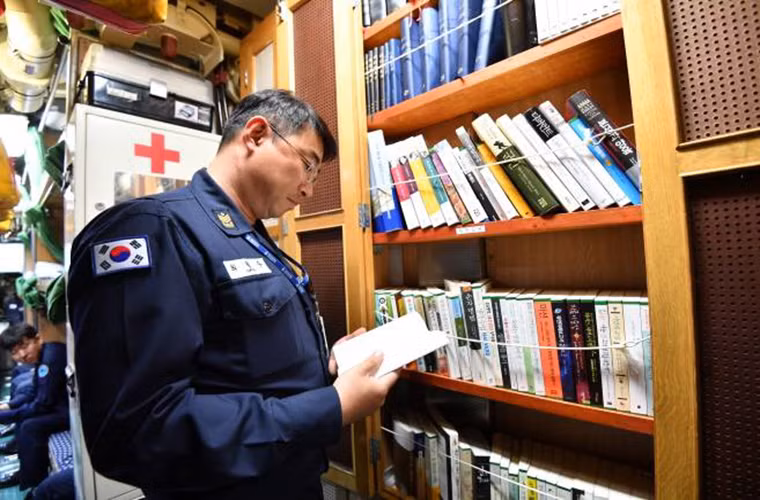 Trong ảnh là một kệ sách được bố trí trong khoang nghỉ chung dành cho thủy thủ đoàn trên tàu Chang Bogo. Đây là một trong số ít phương tiện giải trí hiếm hoi giúp thủ thủ của Chang Bogo thư giãn sau mỗi kíp trực đầy căng thẳng trên một chiếc tàu ngầm. Nguồn ảnh: Hải quân Hàn Quốc.