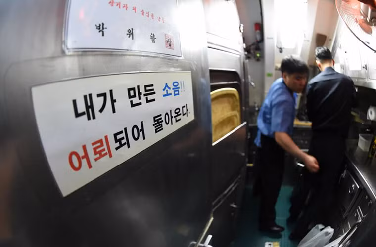 Một góc sinh hoạt dành cho thủy thủ đoàn trên Chang Bogo, nhiều khả năng là khu bếp ăn của con tàu này. Thủy thủ đoàn của Chang Bogo trung bình có hơn 30 người bao gồm cả sĩ quan và thủy thủ, nó có dự trữ hành trình hơn 40 ngày trên biển hoàn toàn đủ khả năng thực hiện nhiệm vụ tuần tra và bảo vệ các vùng lãnh hải của Hàn Quốc. Nguồn ảnh: Hải quân Hàn Quốc.