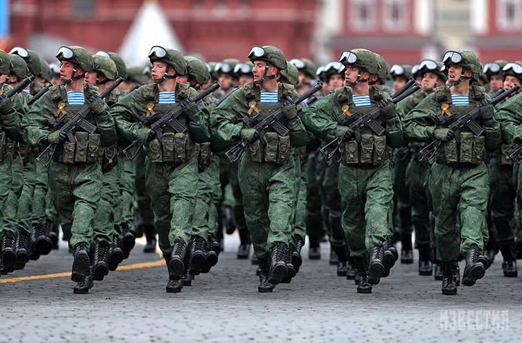 Sau AK-74M, mẫu súng tấn công thứ hai xuất hiện phổ biến tại lễ duyệt binh năm nay là AS Val với thiết kế ống giảm thanh đặc trưng dành riêng cho các đơn vị tác chiến đặc biệt, hoặc các đơn vị chọn lọc trong Quân đội Nga. Trong ảnh là khối binh sĩ Nga duyệt binh với AS Val, nó cũng được trang bị thêm kính ngắm quang học thế hệ mới PG-210. Nguồn ảnh: ria.ru.