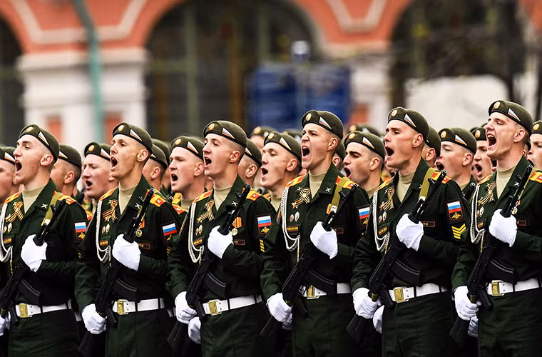 Bên cạnh các loại vũ khí hạng nặng như xe tăng, tên lửa và máy bay vũ trang thì các dòng súng bộ binh cũng là điểm nhấn trong đội hình duyệt binh hôm 9/5 vừa rồi trên Quảng trường Đỏ và chúng cũng một phần nào đó giúp Nga thể hiện được sức mạnh quân sự của mình. Nguồn ảnh: dawn.com.