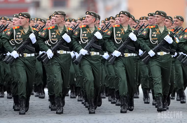 Ở các khối diễu hành tiếp theo các binh sĩ Nga điều được trang bị AK-74M và một số biến thể của nó. AK-74M hiện là mẫu súng trường tấn công tiêu chuẩn của Quân đội Nga được trang bị cho tất cả các binh chủng của nước này. Nguồn ảnh: AlbumWar2.com.