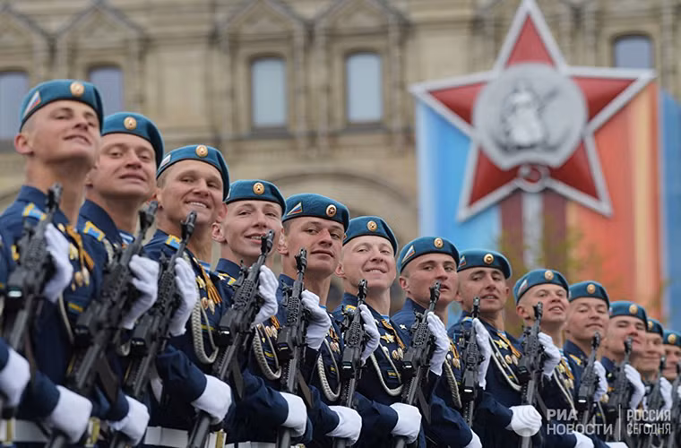 Về cấu trúc cơ bản AK-74M3 gần như tương đương người tiền nhiệm nhưng cũng có một số sửa đổi quan trọng như được trang bị loa che lửa đầu nòng mới, thân súng được tích hợp sẵn thanh rail cho phép gắn thêm trang bị hổ trợ, thiết kế báng súng cũng được thay đổi. Trong ảnh là khối học viên của một học viện hải quân Nga duyệt binh với AK-74M3 hôm 9/5. Nguồn ảnh: Bộ Quốc phòng Nga.