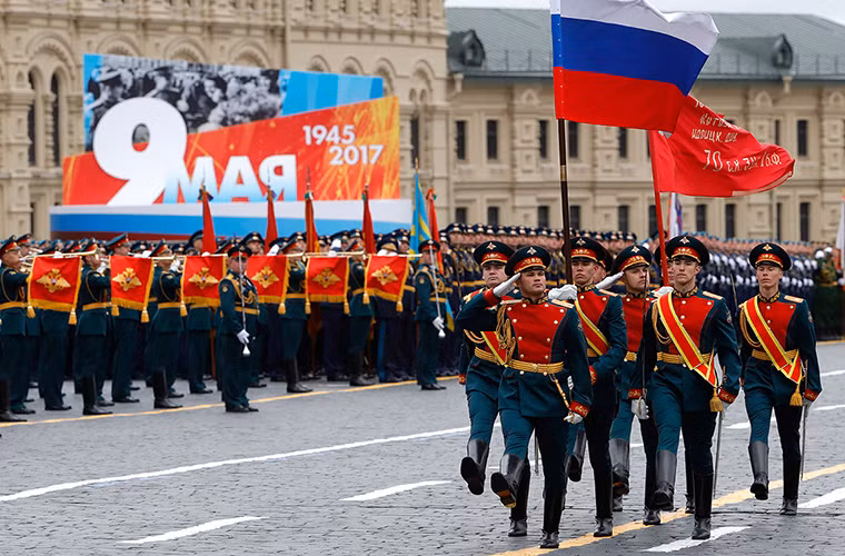 Quan doi Nga duyet binh thuong mang loai sung nao?
