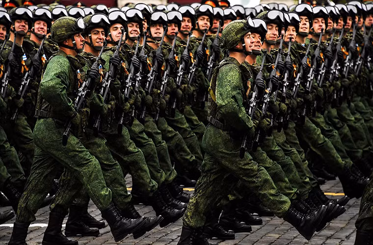 Lễ duyệt binh hôm 9/5 cũng có sự xuất hiện của mẫu súng trường bắn tỉa SVDS một biến thể hiện đại hóa của người tiền nhiệm SVD. SVDS có chiều dài cơ sở chỉ hơn 800mm và nặng khoảng 4.7kg, nó vẫn sử dụng đạn tiêu chuẩn 7.62×54mm như SVD với tầm bắn hiệu quả cũng khoảng 800m. Nguồn ảnh: zonwar.ru.