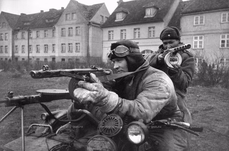 Trong đó PPSh-41 là mẫu tiểu liên phổ biến nhất của Liên Xô trong Chiến tranh Thế giới thứ 2, nó có thiết kế khá đơn giản, độ tin cậy cao và dễ sản xuất hàng loạt. Một khẩu PPSh-41 có tốc độ bắn tối đa có thể lên đến 900 viên/phút với trống đạn 71 viên, tầm bắn hiệu quả của nó khá khiêm tốn chỉ từ 125-150m phù hợp cho cận chiến. Nguồn ảnh: