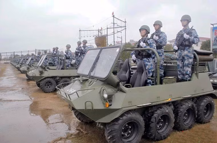 Tải trọng tối đa của một chiếc Lynx là từ 600-900kg và tùy theo từng biến thể mà có bố trí chỗ ngồi khác nhau với tối đa là 6 binh sĩ kể cả lái xe, bản thân nó cũng có thể được sử dụng để kéo theo các phương tiện cơ giới hạng nhẹ bao gồm cả lựu pháo hoặc cối. Nguồn ảnh: Surajit Sarma.