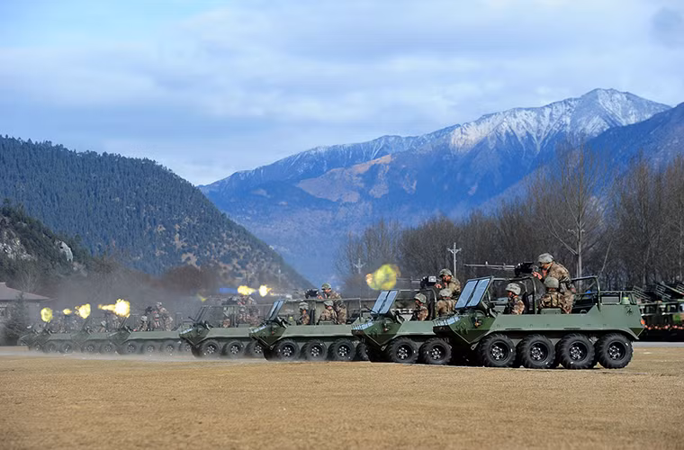 Lynx là mẫu xe địa hình ATV đặc biệt được Tập đoàn công nghiệp quốc phòng Hoa Bắc (Norinco) chế tạo dành cho lực lượng sơn cước, các lữ đoàn bộ binh cơ giới và cả các đơn vị tác chiến đặc biệt thuộc Quân đội Trung Quốc. Tuy nhiên, khác với các mẫu ATV thông thường Lynx có kích thước lớn hơn và được trang bị khung gầm bánh lốp 8x8. Trong ảnh là một đơn vị bộ binh Trung Quốc huấn luyện bắn đạn thật với Lynx cùng súng máy Type 89 vào đầu năm nay tại một căn cứ ở Tây Tạng. Nguồn ảnh: Quân đội Trung Quốc.