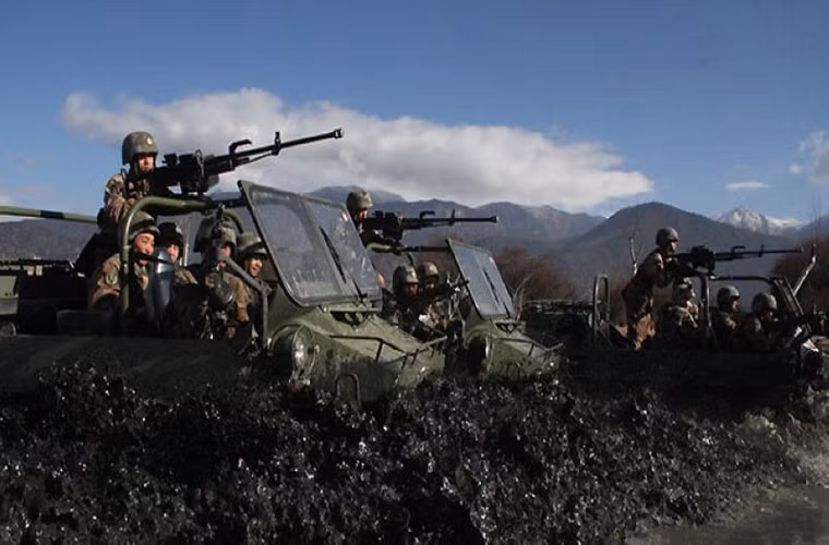 Do là trang bị chính của lực lượng sơn cước và các đơn vị đặc biệt, Lynx được thiết kế để có thể hoạt động ở nhiều loại địa hình khác nhau như rừng núi, đầm lầy, sa mạc và tất nhiên là cả trên băng tuyết. Dòng xe địa hình ATV quân sự này cũng có khả năng lội nước nhưng rất hạn chế do trọng lượng quá lớn của nó. Nguồn ảnh: chuansong.me.