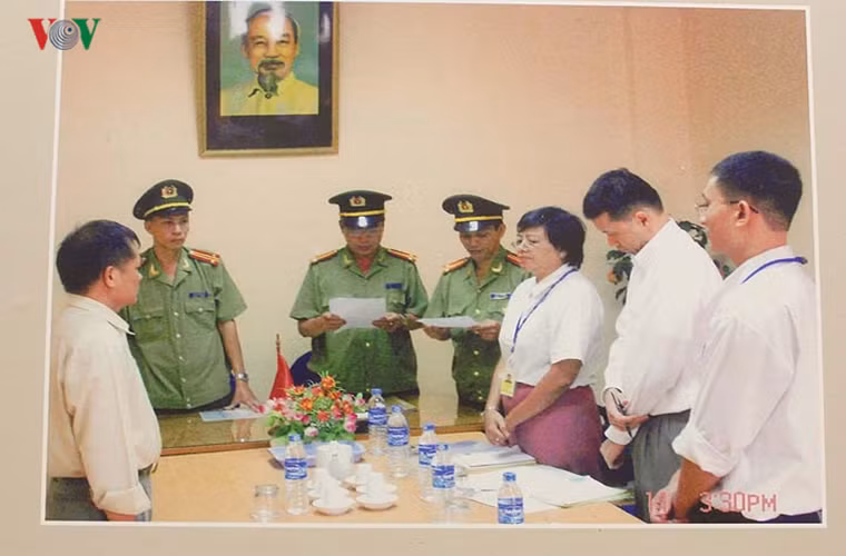 Đối tượng Trương Leon (mang quốc tịch Mỹ) - thành viên của tổ chức “Việt Tân”, nghe cán bộ của cơ quan an ninh Việt Nam đọc lệnh trục xuất, vào tháng 12/2007. Nguồn ảnh: VOV.