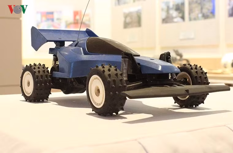 Tổ chức phản động nói trên âm mưu sử dụng chiếc ô tô nhỏ điều khiển từ xa này để đặt mìn gây nổ ở “Sài Gòn” vào 3h sáng ngày 7/3/1993. Nguồn ảnh: VOV.