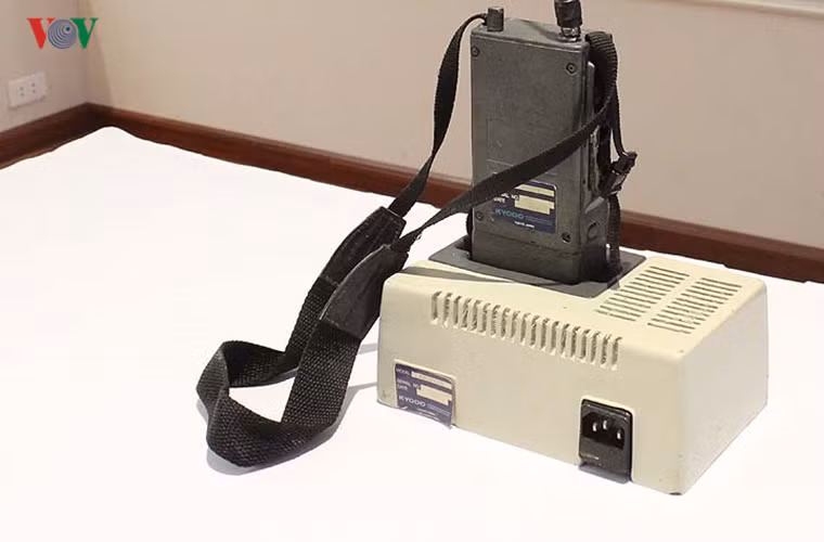 An ninh ta đã buộc Trần Tư thực hiện “trò chơi nghiệp vụ”, đánh ngược trở lại trung tâm chỉ huy của địch ở nước ngoài bằng cách dùng điện thoại này liên lạc với thủ lĩnh Hoàng Việt Cương để "báo cáo" tình hình. Nguồn ảnh: VOV.