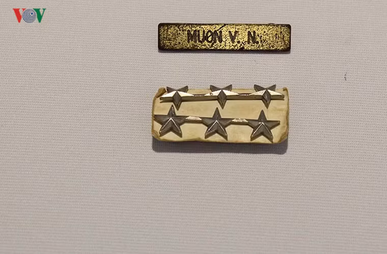 Phù hiệu, sao hiệu của tên Nguyễn Văn Muôn, một đối tượng khác trong tổ chức “Liên đảng Cách mạng Việt Nam” tham gia “Chiến dịch Đông Xuân”. An ninh Việt Nam đã vô hiệu hóa tên này và toàn bộ chiến dịch phản cách mạng. Nguồn ảnh: VOV.